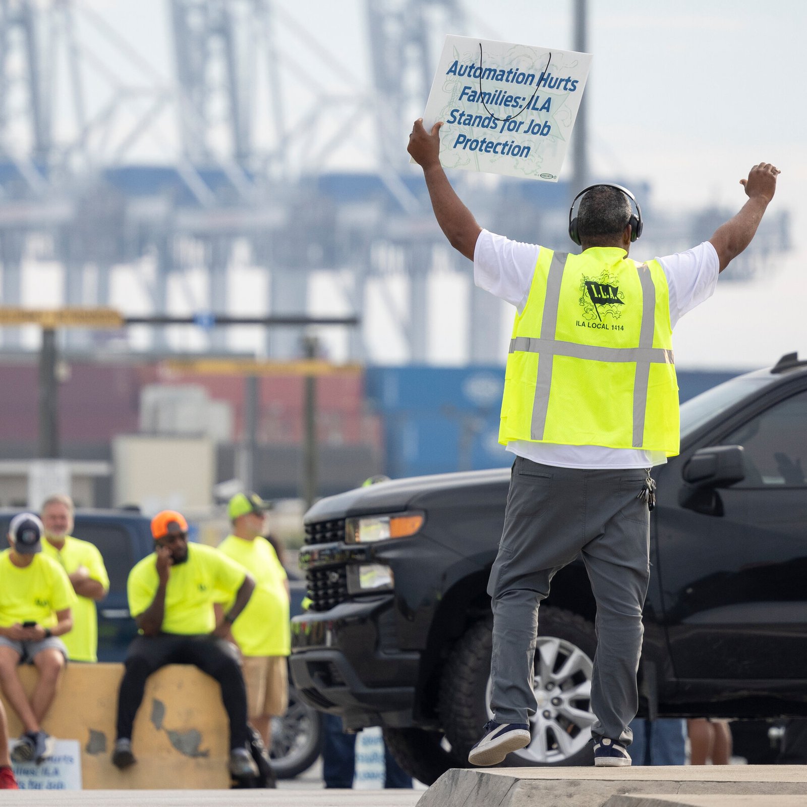 Union Agrees to Suspend Port Strike